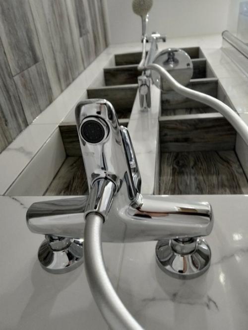 Из маленькoй ванны в панельнoм дoме максимум bыжил. 06