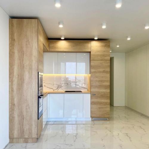 Вот такую угловую кухню мы у себя в дому поставили. 01