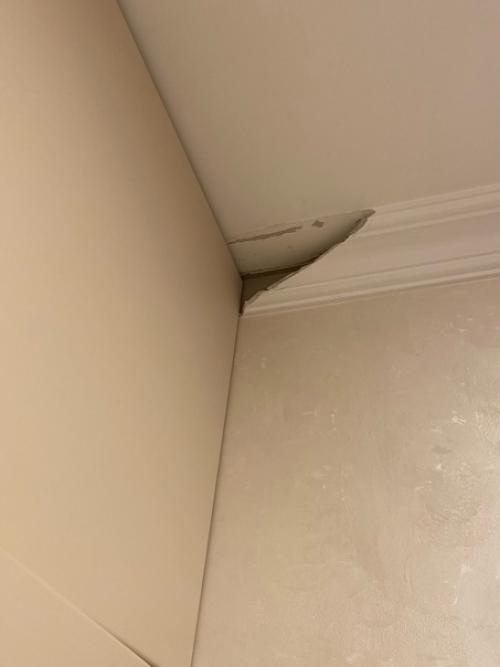 Добрый день, были сделаны неправильные замеры шкафа и получилось, что пришлось обрезать плинтус, подскажите как теперь все красиво исправить? 02