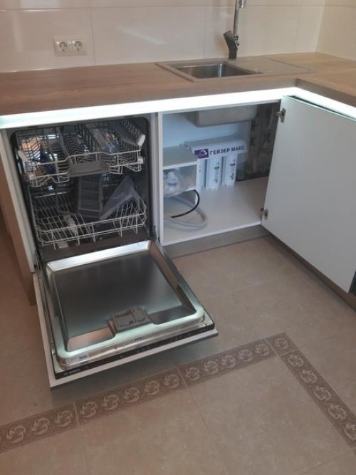 Решили совместить кухню с деревом, отдельно к гарнитуру заказали деревянную столешницу. 07