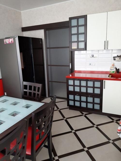 Я сама дизайнер по образованию, поэтому самостоятельно разработала дизайн своей кухни. 03