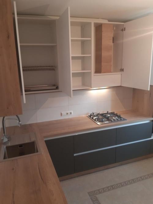 Решили совместить кухню с деревом, отдельно к гарнитуру заказали деревянную столешницу. 08