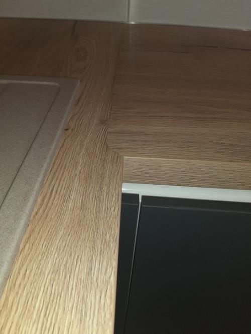 Решили совместить кухню с деревом, отдельно к гарнитуру заказали деревянную столешницу. 04