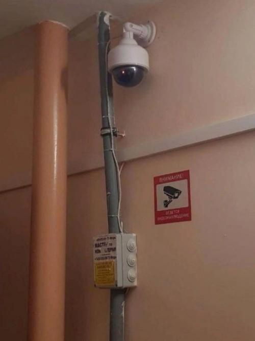 В подъезде постоянно мусорили, пришлось пойти на определенную хитрость. 02