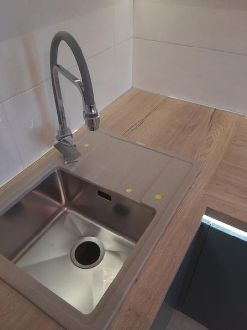 Решили совместить кухню с деревом, отдельно к гарнитуру заказали деревянную столешницу. 05