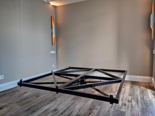 Я изготовил парящую кровать размером 1800 на 2000.