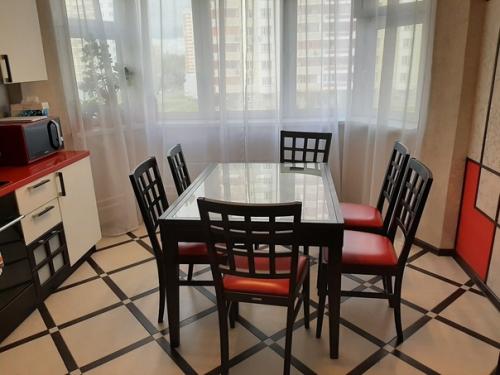 Я сама дизайнер по образованию, поэтому самостоятельно разработала дизайн своей кухни. 02