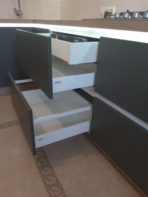 Решили совместить кухню с деревом, отдельно к гарнитуру заказали деревянную столешницу. 02