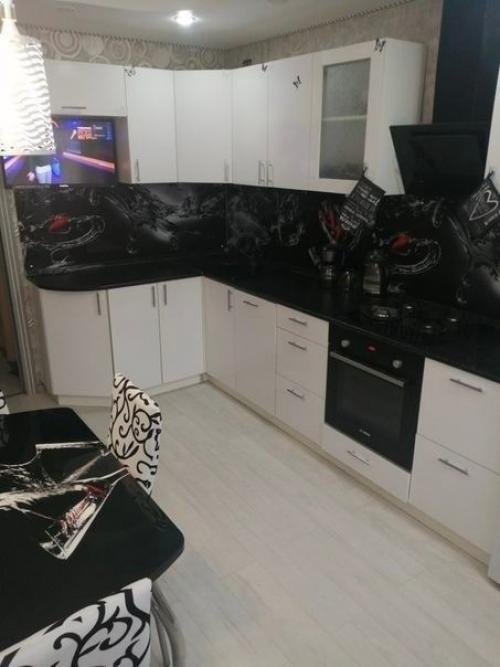 Мы не следовали за модой и решили самостоятельно провести ремонт, вложив силы и знания в его осуществление. 05