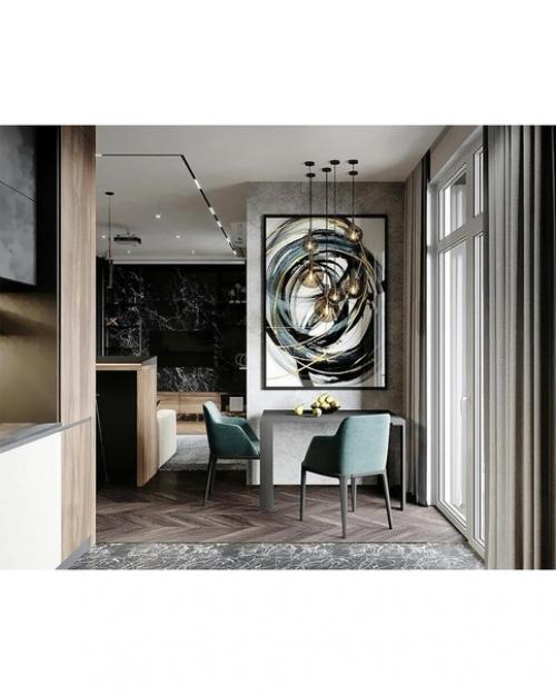 Еще одна большая студия, владельцы которой видимо переоборудовали несколько комнатную квартиру в нее убрав все двери и немного расширив проходы. 02