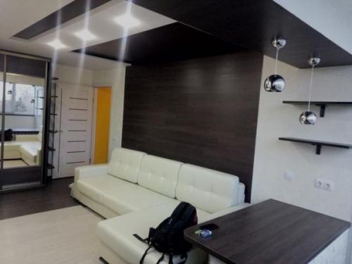 Долго уговаривали бабушку, чтобы сделать у нее ремонт, а то как был ремонт со времен Ссср, так и остался. 05