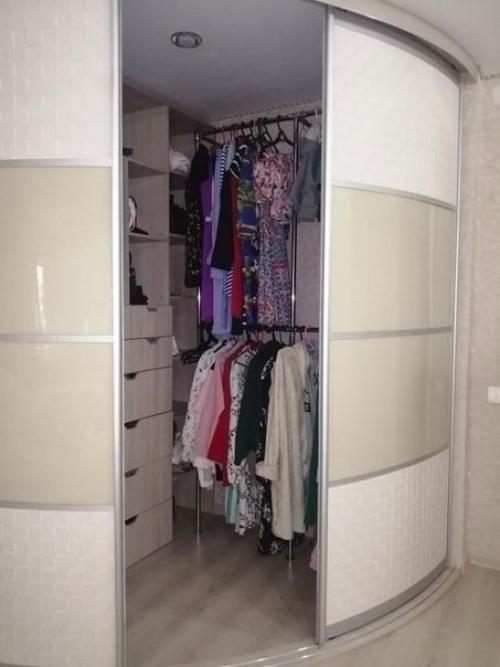 Мы не следовали за модой и решили самостоятельно провести ремонт, вложив силы и знания в его осуществление. 03