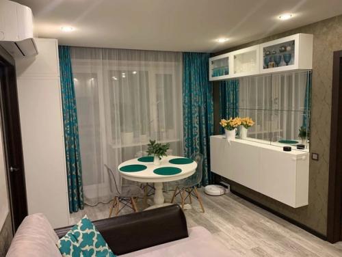 Мы с гордостью представляем нашу обновленную хрущевку - жилое пространство, которое мы создали собственными силами и фантазией!