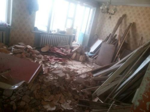 Долго уговаривали бабушку, чтобы сделать у нее ремонт, а то как был ремонт со времен Ссср, так и остался. 03