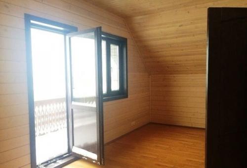 Нам этот дом обошелся всего в 150 р, за такую сумму даже квартиру нынче не приобретешь, а тут полноценный дом. 06