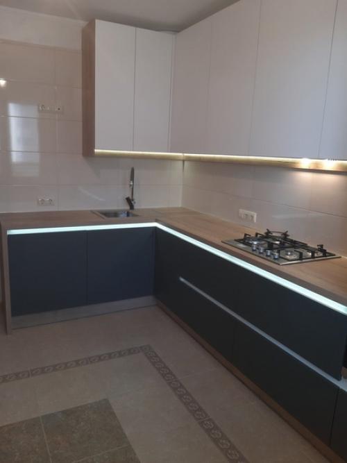 Решили совместить кухню с деревом, отдельно к гарнитуру заказали деревянную столешницу.