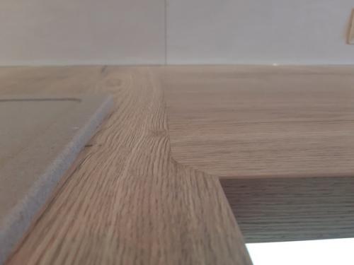 Решили совместить кухню с деревом, отдельно к гарнитуру заказали деревянную столешницу. 06