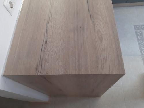 Решили совместить кухню с деревом, отдельно к гарнитуру заказали деревянную столешницу. 03