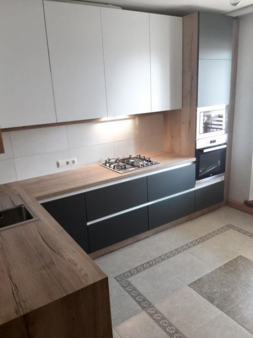 Решили совместить кухню с деревом, отдельно к гарнитуру заказали деревянную столешницу. 01