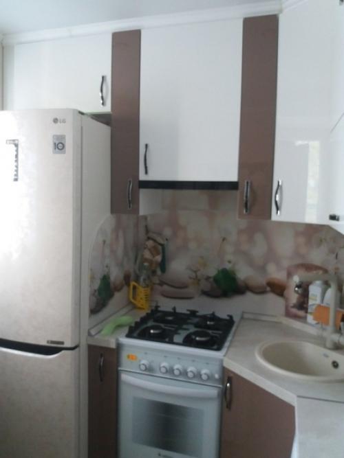 Демонстрирую как мы решили проблему крайне маленькой кухни. 02