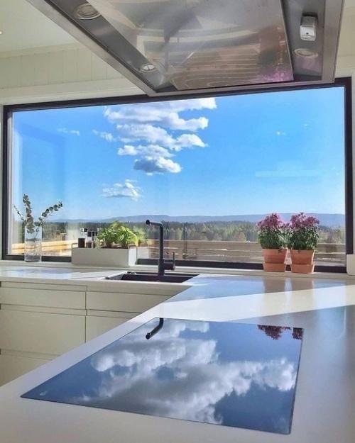 Кухня с панорамным окном, чтобы любоваться пейзажами и вдохновляться творить кулинарные шедевры.