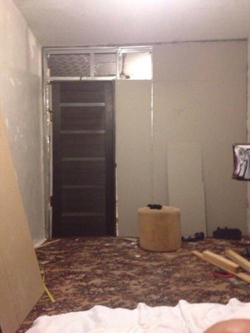 Вот купил себе комнатушку в коммуналке, да не хоромы, за то есть где жить. 01