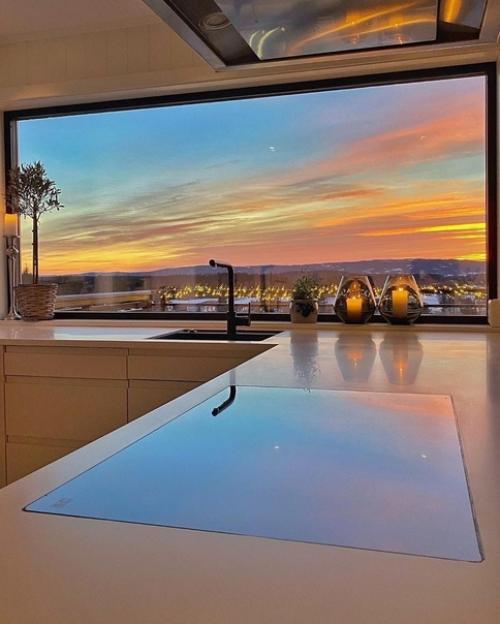 Кухня с панорамным окном, чтобы любоваться пейзажами и вдохновляться творить кулинарные шедевры. 03