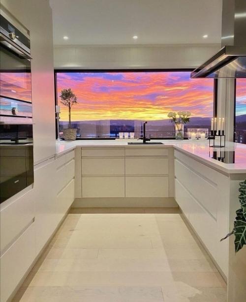 Кухня с панорамным окном, чтобы любоваться пейзажами и вдохновляться творить кулинарные шедевры. 01