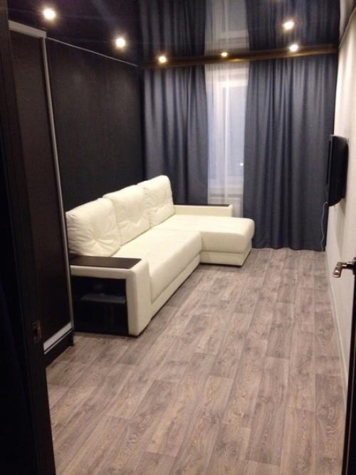 Вот купил себе комнатушку в коммуналке, да не хоромы, за то есть где жить. 03