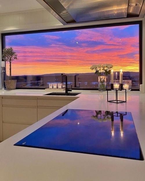 Кухня с панорамным окном, чтобы любоваться пейзажами и вдохновляться творить кулинарные шедевры. 05