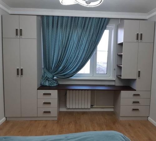 Обычно зона у окна всегда остается свободной, что туда сложно что то поставить. 01