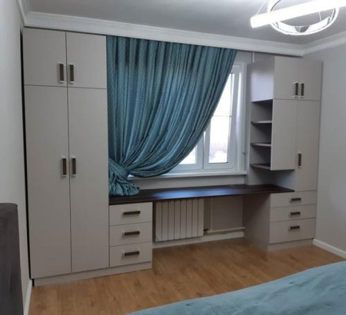 Обычно зона у окна всегда остается свободной, что туда сложно что то поставить.