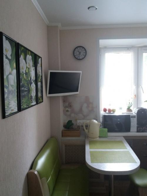 Демонстрирую как мы решили проблему крайне маленькой кухни.