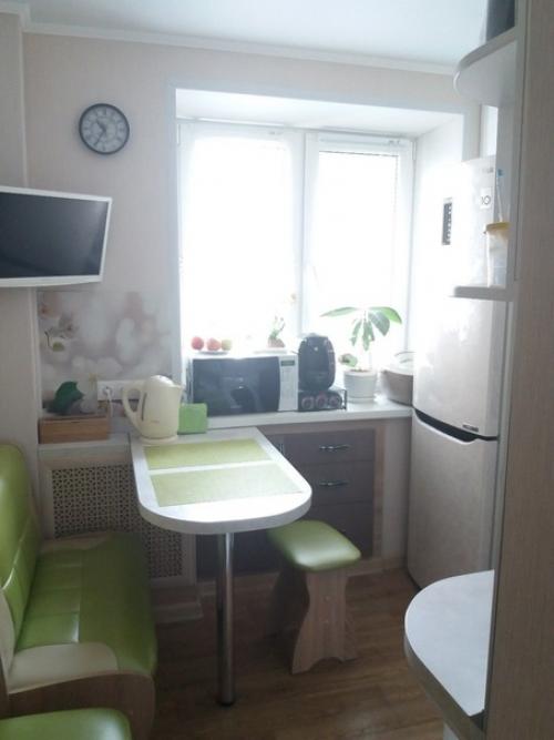 Демонстрирую как мы решили проблему крайне маленькой кухни. 01