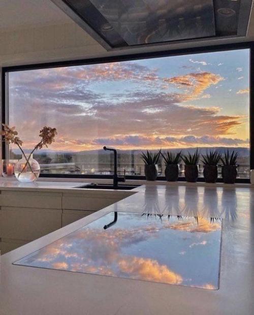 Кухня с панорамным окном, чтобы любоваться пейзажами и вдохновляться творить кулинарные шедевры. 02