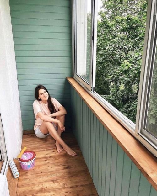 Все что нам потребовалось, это немного утеплителя и досок, чтобы обшить балкон. 01