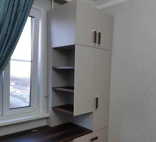 Обычно зона у окна всегда остается свободной, что туда сложно что то поставить. 08