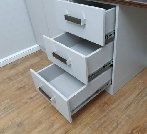 Обычно зона у окна всегда остается свободной, что туда сложно что то поставить. 04