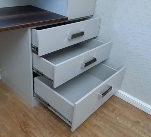 Обычно зона у окна всегда остается свободной, что туда сложно что то поставить. 06