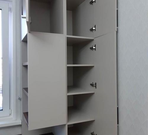 Обычно зона у окна всегда остается свободной, что туда сложно что то поставить. 05