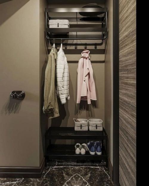 Внимание!  Только в том случае, если у вас небольшая студия, не беда, ее всегда можно превратить в хоромы, главное чтобы потолки были высокие. 08