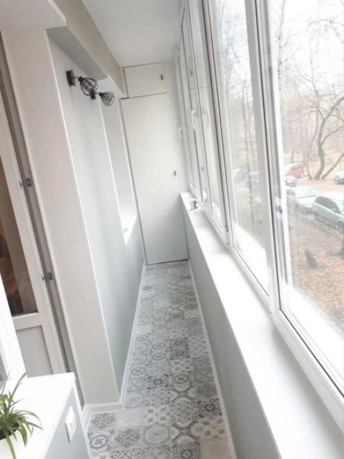 Стукнула нас как то идея, что пора бы застеклить балкон и сделать там человеческий ремонт. 02