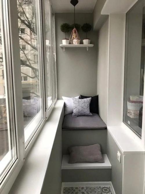 Стукнула нас как то идея, что пора бы застеклить балкон и сделать там человеческий ремонт. 03