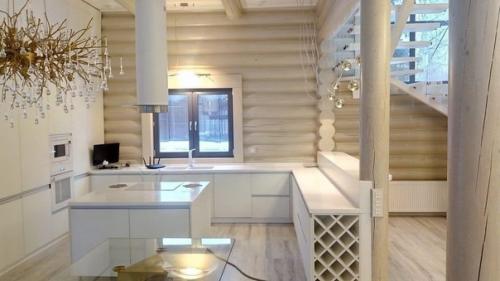 Наш обычный бревенчатый домик, тепло держит просто отлично зимой.