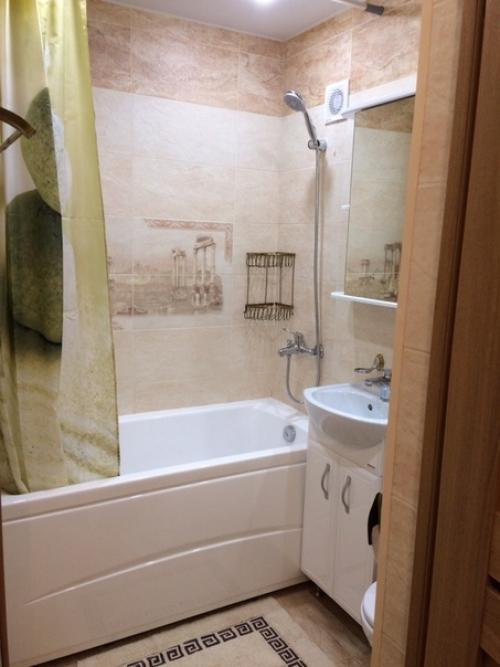 Ванна в хрущёвке.  Просьба предвзято не судить - это моя первая работа с плиткой.