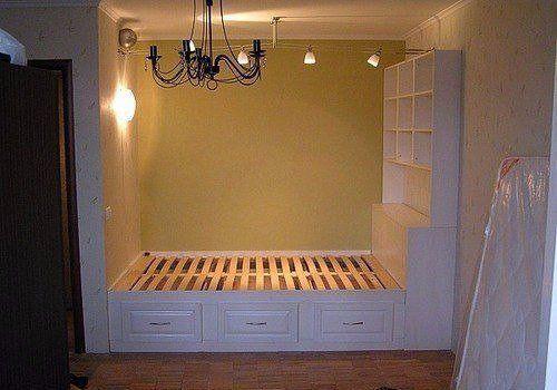 Собрал такую вот кровать с кучей ящиков и полочек в нише комнаты. 02