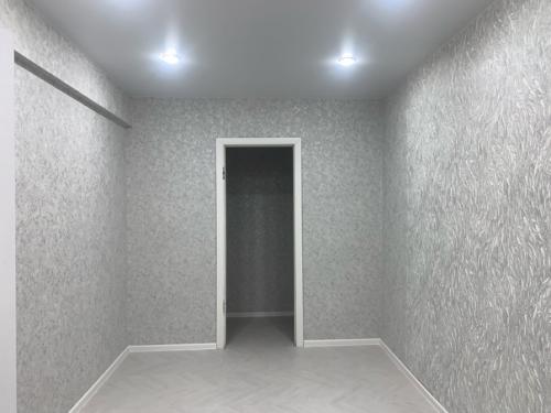 Всем привет приобрели квартиру с ремонтом, но не можем определить какой цвет мебели и штор подойдёт к такому цвету обоев и пола.