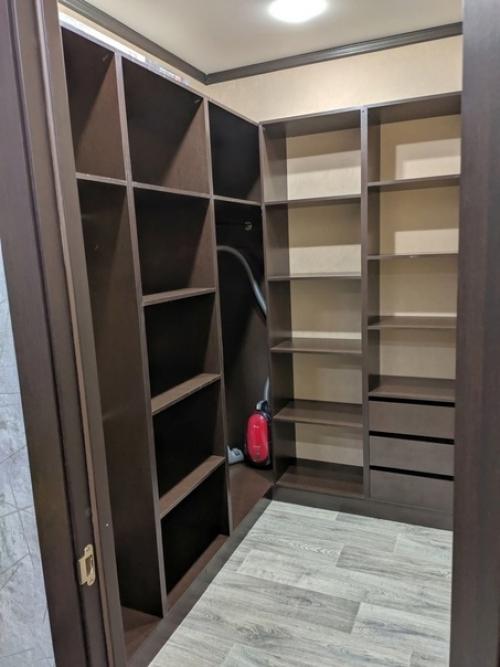 Снесли все перегородки, чтобы сделать одну большущую студию. 03