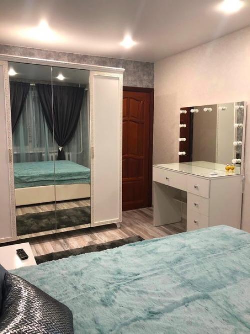 В нашей спальне размером 13 квадратных метров мы сами разработали весь дизайн. 02