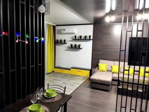 Снесли все перегородки, чтобы сделать одну большущую студию. 02